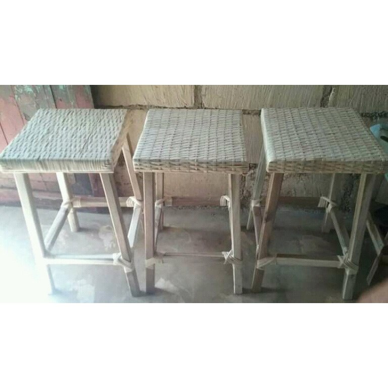 banquetas simples de mimbre alta