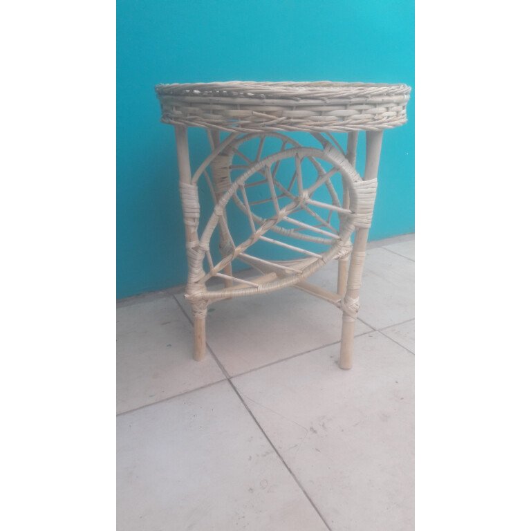 mesa blanca con petalos